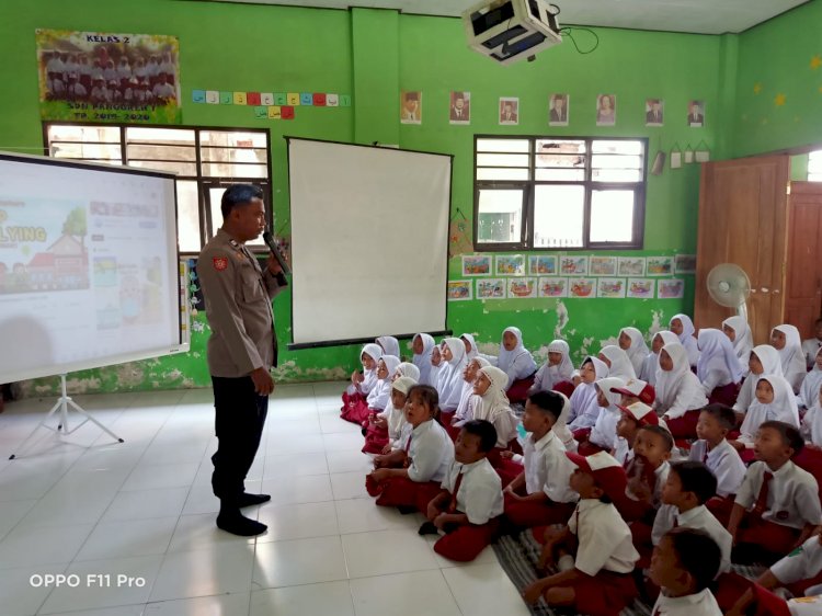 Anggota Bhabinkamtibmas Polsek Jabon Sidoarjok Sosialisasikan Disiplin dan Bahaya Narkoba di SD Panggreh 1